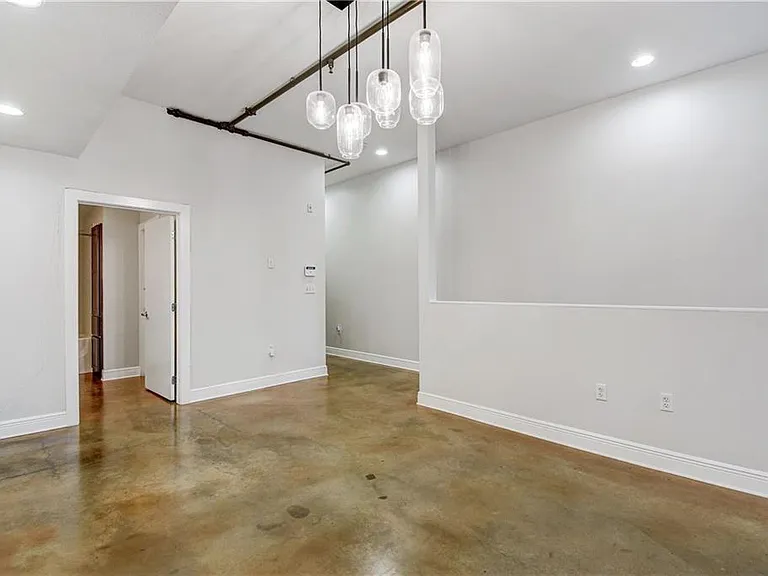 1601 E Cesar Chavez St #102 — Photo 11