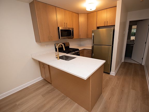 2nd image of 826 S Bell Ave