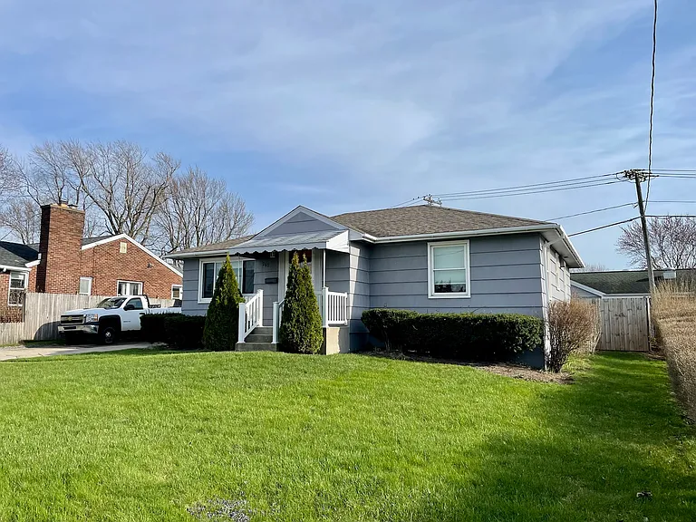 260 Waverly Ave — Photo 2