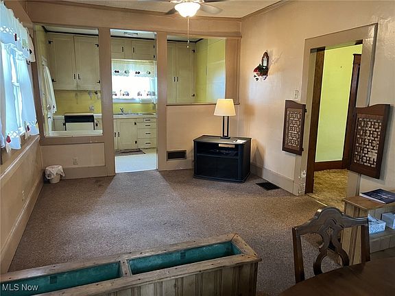 5th image of 633 Parrish St