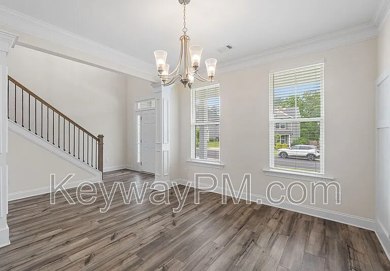 585 Hampton Dr — Photo 5