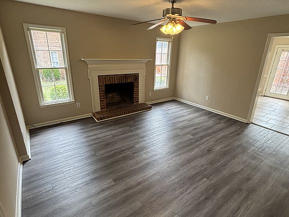 5th image of 28 Greenbriar Apartments