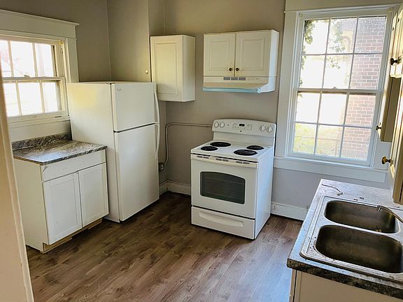 3rd image of 44 Pine St
