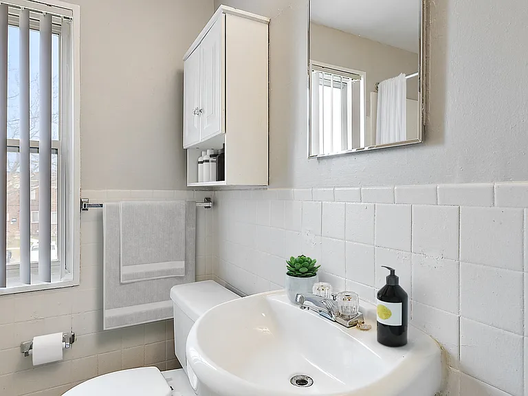 Oak Park Manor Apartments & Townhomes — Photo 15