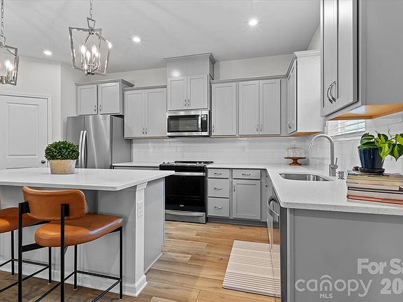 4th image of 8122 Downy Oak Ln