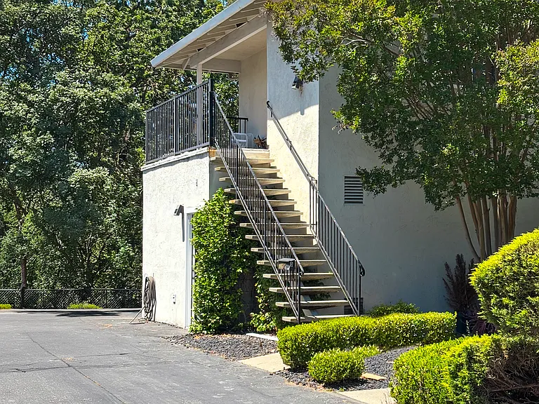 777 Palomino Dr #D — Photo 1