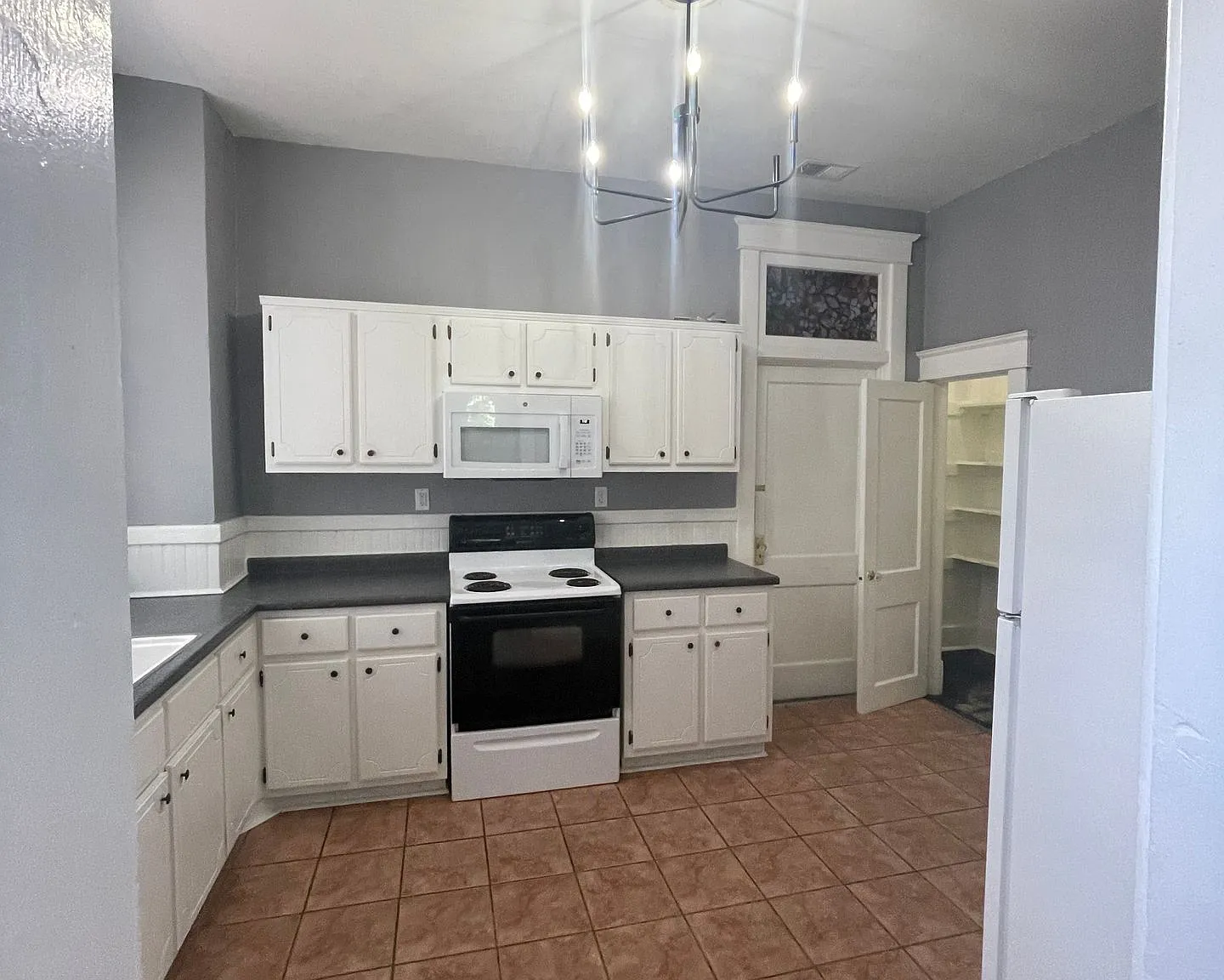 3 Bedroom 2 Bathroom Baldwin Park upstairs unit 1 off street parking — Photo 2
