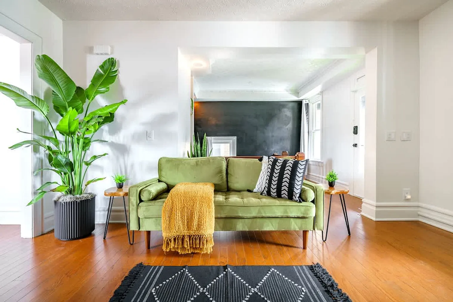 2 bed, 1.0 bath, 1194 sqft, $3,818 — Photo 3