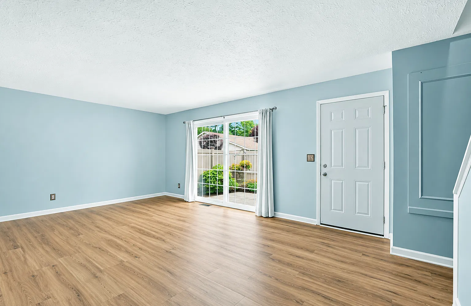3 bed, 1.5 bath, 1380 sqft, $2,000 — Photo 2