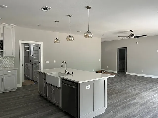2 bed, 2080 sqft, $2,350 — Photo 4