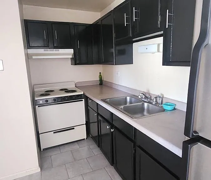 8111 Waterbury Ct — Photo 2