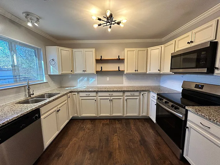 4224 Victory St — Photo 8
