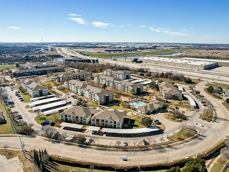 Landings of Carrier Parkway Apartments — Photo 42