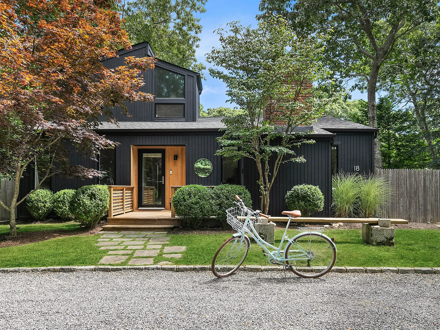 Renovated East Hampton Contemporary — Photo 2