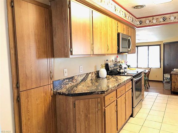 4th image of 29337 Beechwood Dr