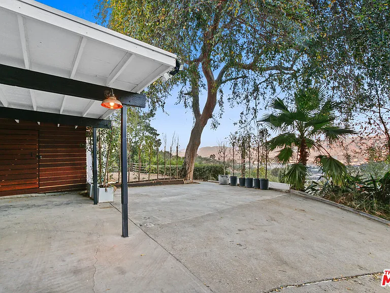 7326 Pacific View Dr — Photo 10