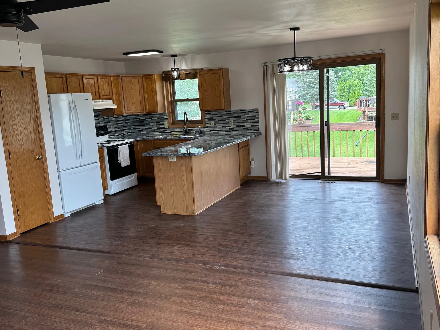 3 bed, 2100 sqft, $2,150 — Photo 4