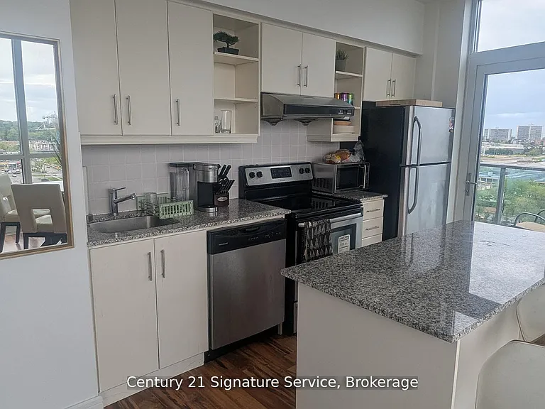 35 Brian Peck Cres #Penthouse 18-18 — Photo 6