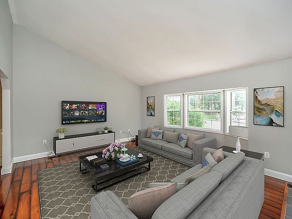 4th image of 21 Parkwood Ct