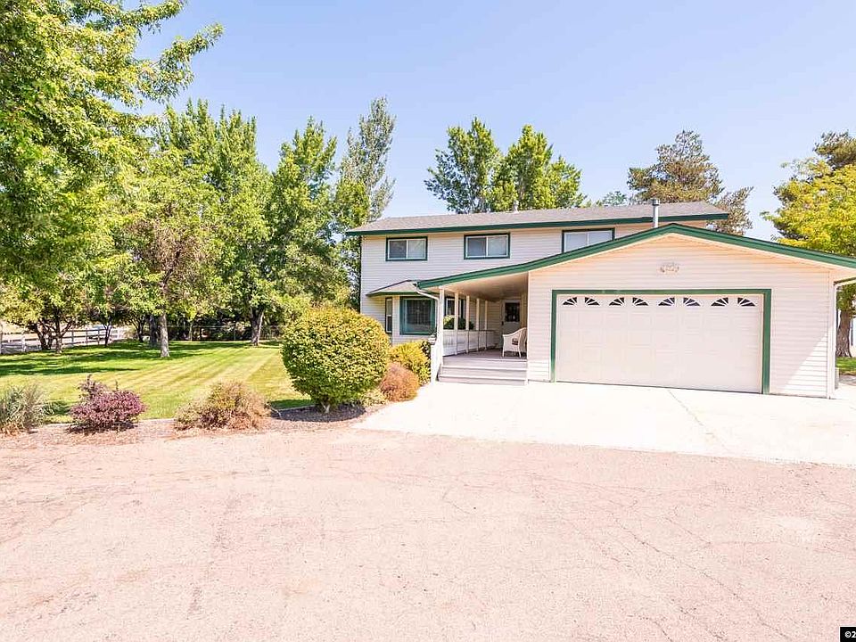 1st image of 983 Marianne Way