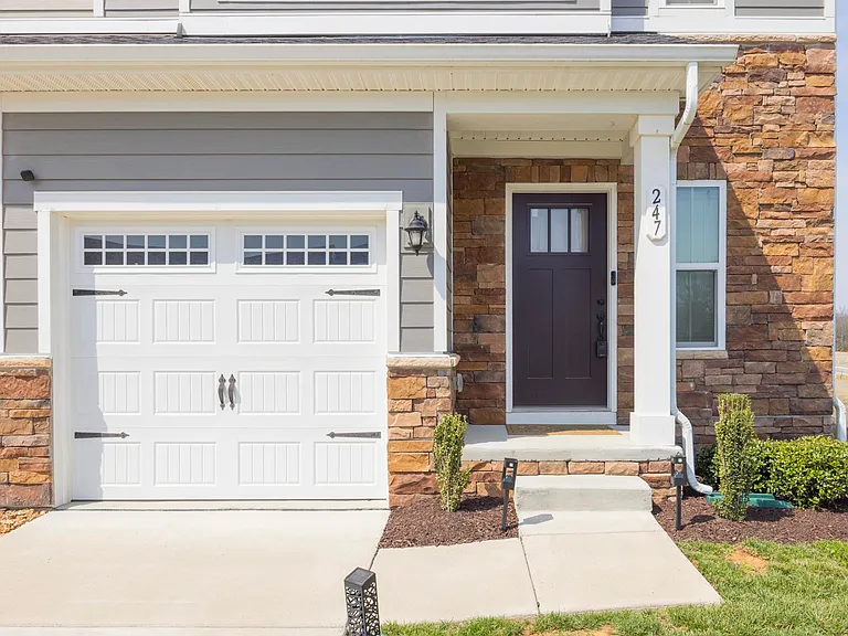 247 Pryor Dr — Photo 4