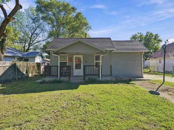 218 N Poplar St, Douglass, KS 67039
