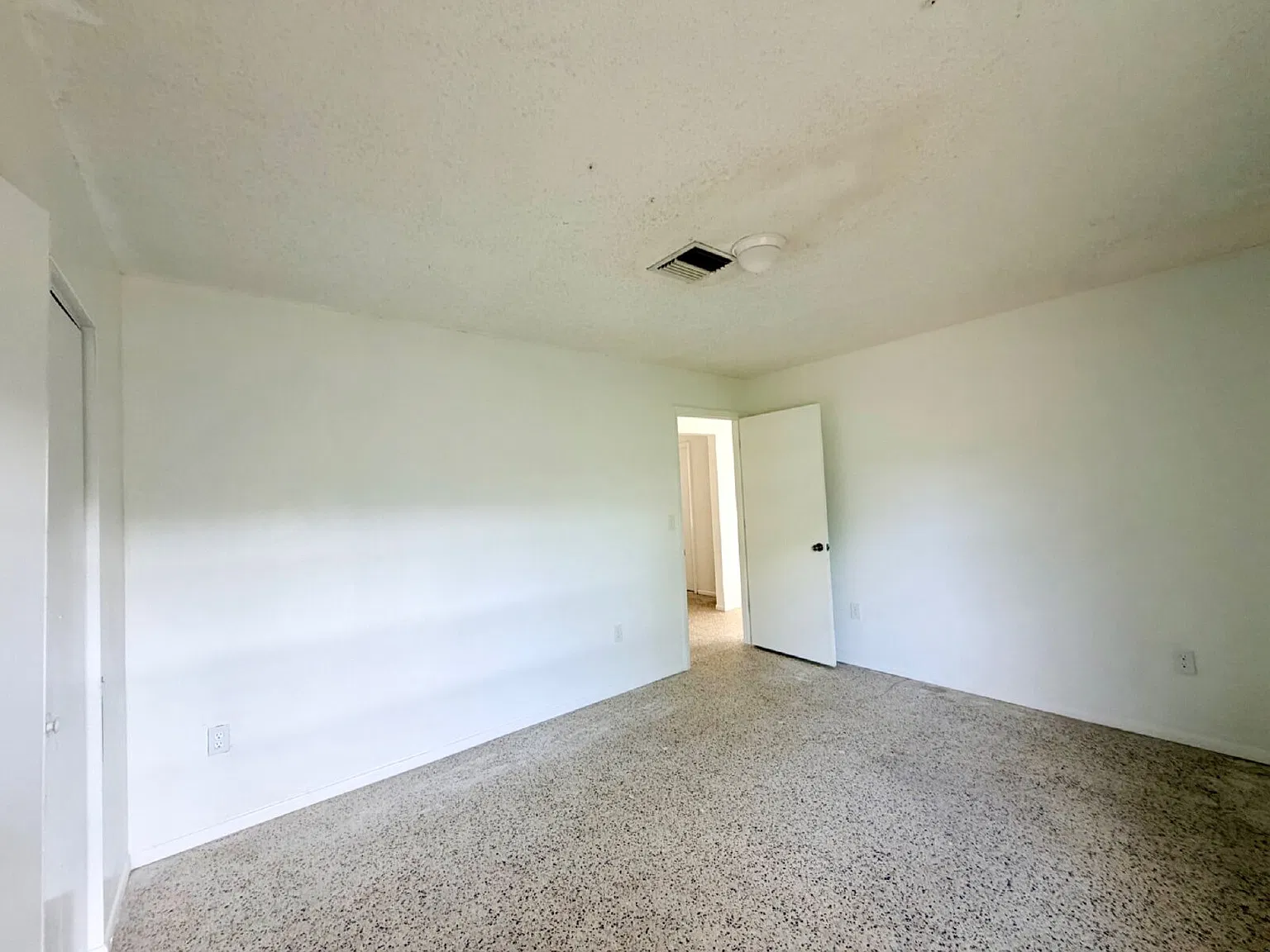 3 bed, 1.0 bath, 1072 sqft, $1,500 — Photo 4
