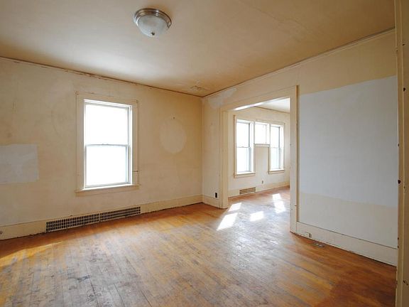 3rd image of 221 11th St N