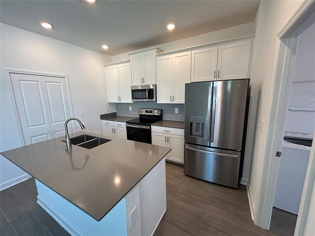 3 bed, 2.5 bath, 1717 sqft, $2,600 — Photo 4