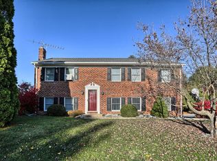 407 Countryside Dr, Ephrata, PA 17522