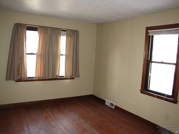 3rd image of 513 W Lincoln St