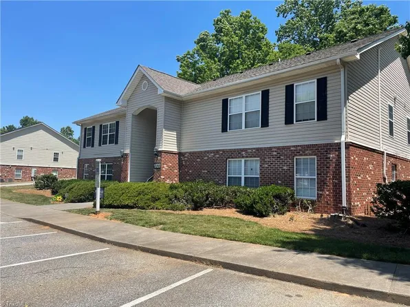 1920 Crest Hollow Dr, Winston Salem, NC 27127