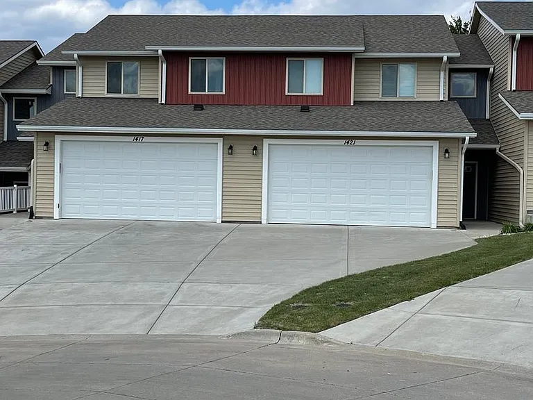 1421 Paddington Cir — Photo 1