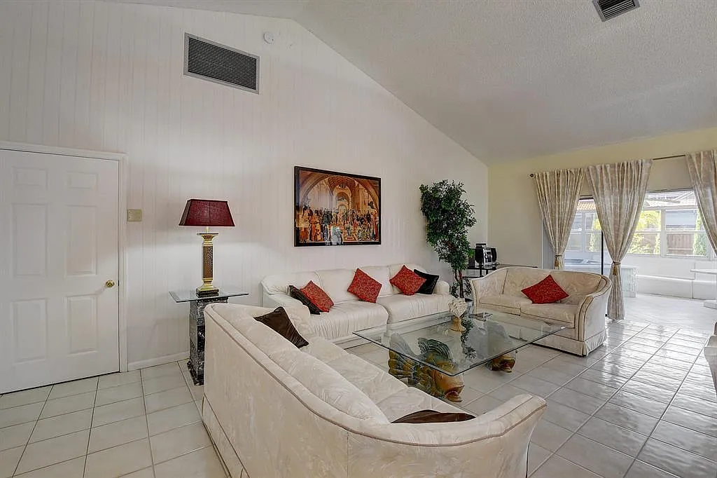 3 bed, 2.0 bath, 1867 sqft, $3,500 — Photo 4