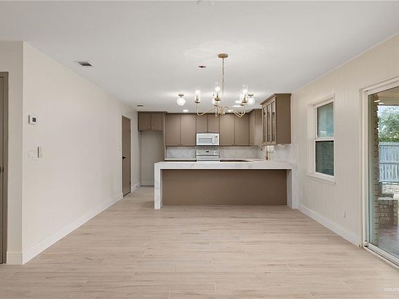 5th image of 208 W Fern Ave