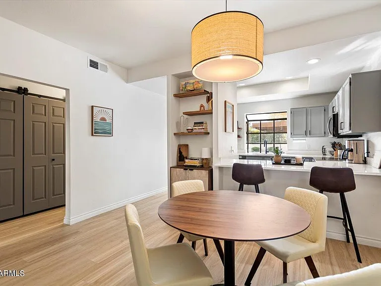 1017 E Maryland Ave #116 — Photo 8