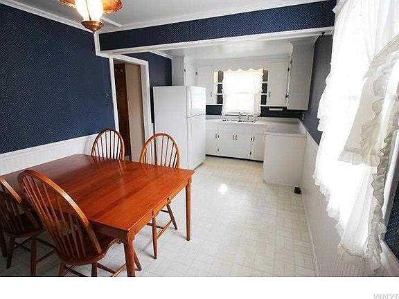 5th image of 44 Stoneleigh Ave