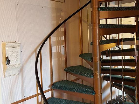 staircase to bedroom