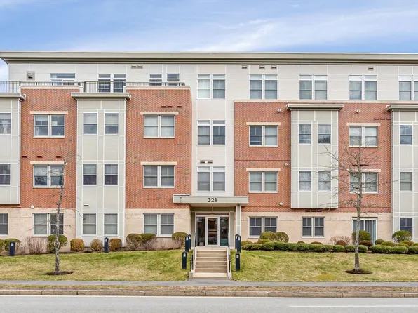 321 Hammond Pond Pkwy Unit 103, Brookline, MA 02467