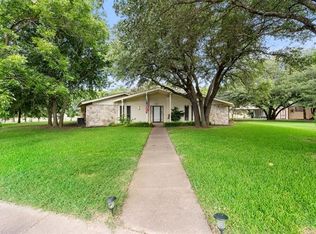 1352 W Hulgan Cir, Desoto, TX 75115