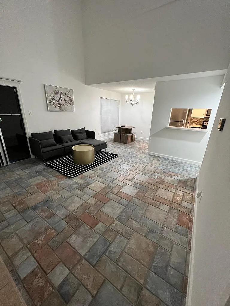 3 bed, 1250 sqft, $1,750 — Photo 1