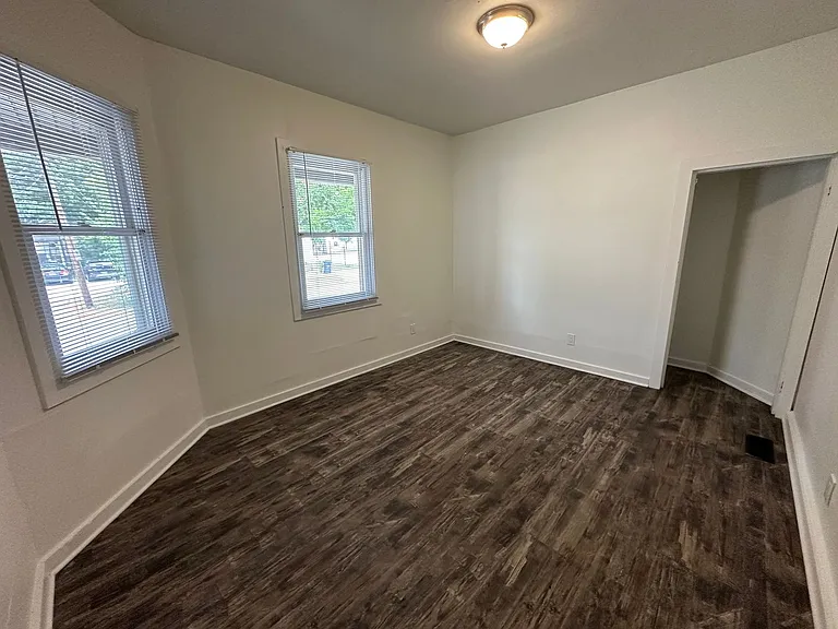 652 Chatham NW — Photo 18