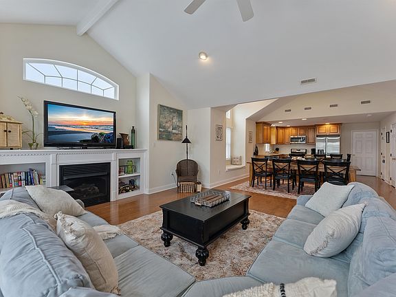 4th image of 33 74th St W #Sea