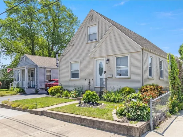 75 Crescent Ave, Cranston, RI 02910