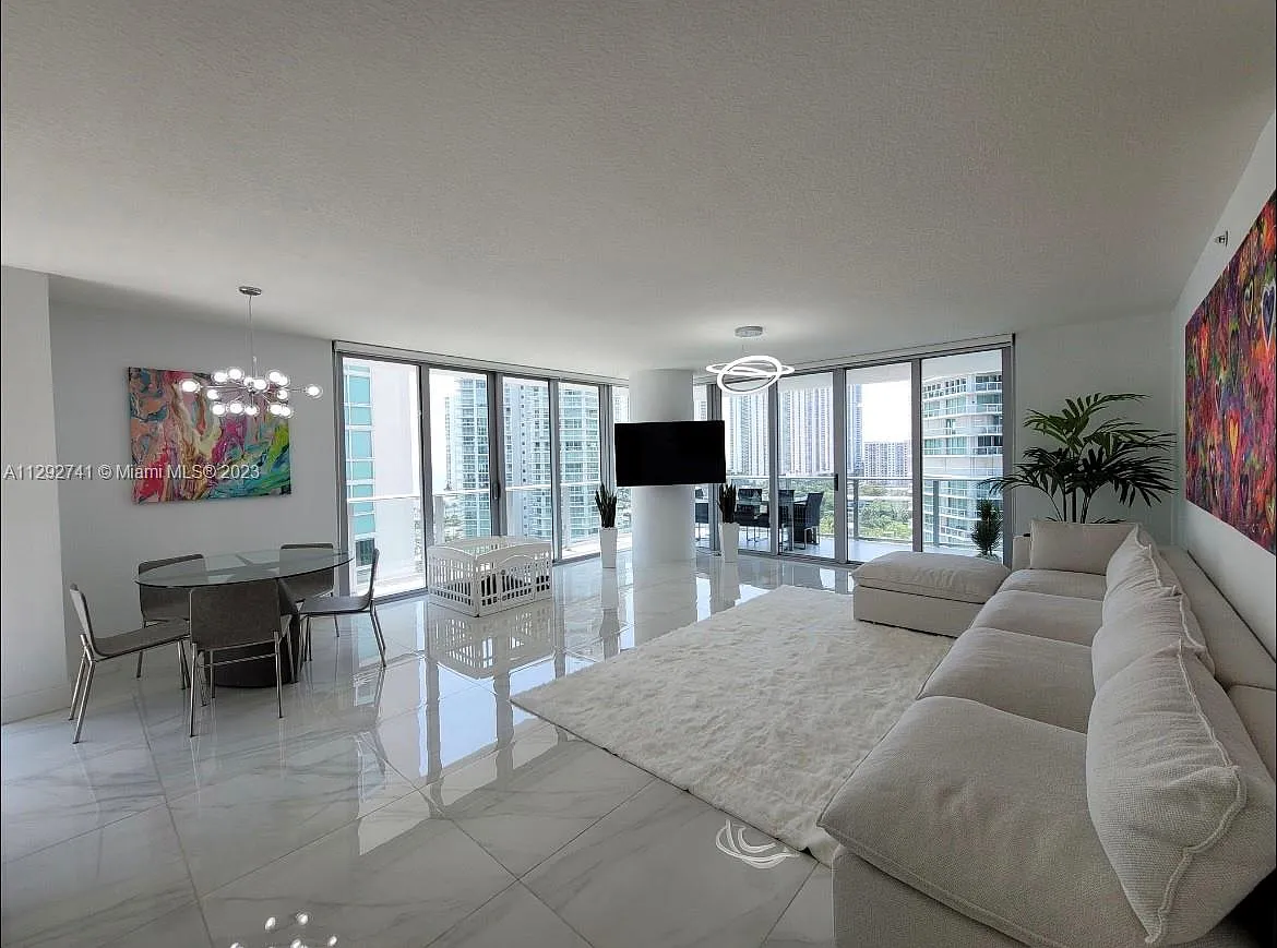 Parque Towers Condo — Photo 2
