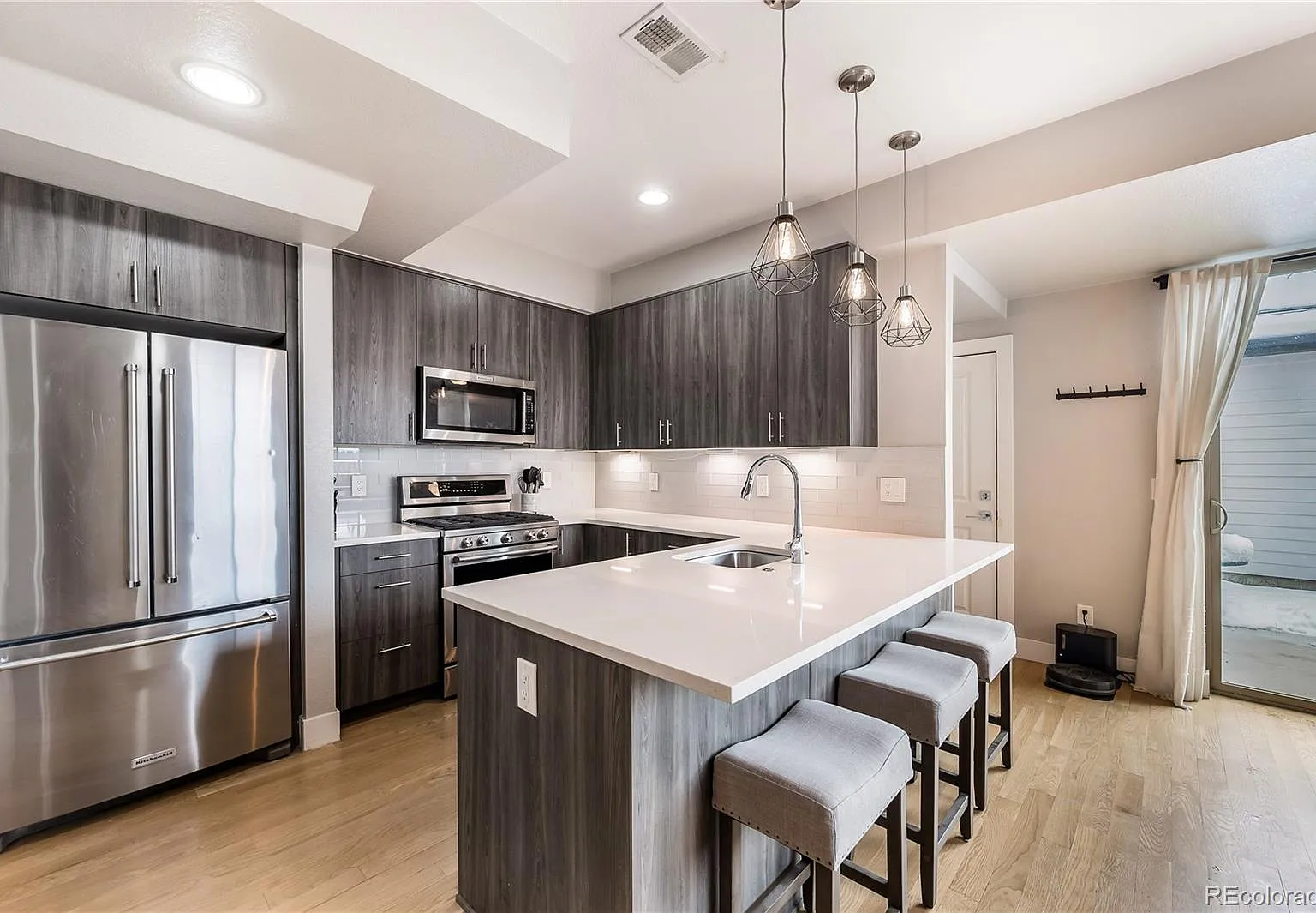 3 bed, 3.5 bath, 1460 sqft, $3,200 — Photo 4