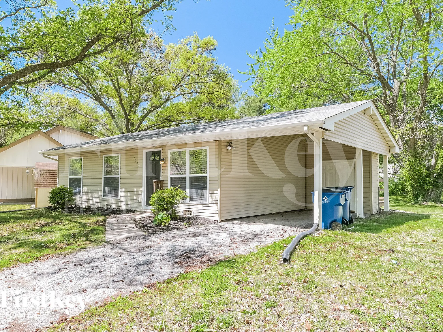 3 bed, 1.0 bath, 792 sqft, $1,245 — Photo 2