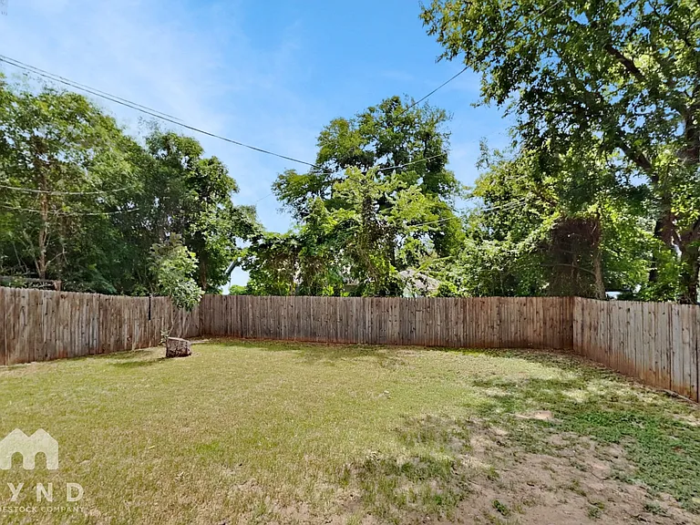 915 Winnie St — Photo 17