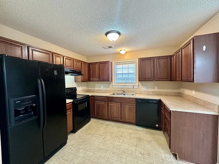 1161 Chivalry St — Photo 4
