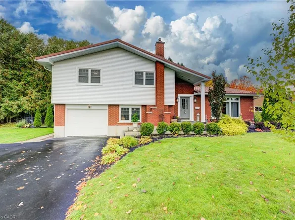 4 McDonald St W, North Perth, ON N4W 1K4